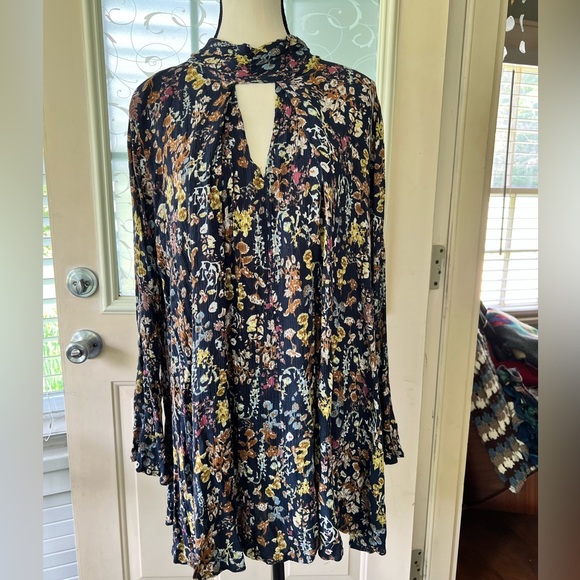 Umgee USA size L floral tunic. Hich neck with two button closure on back. - Picture 1 of 8